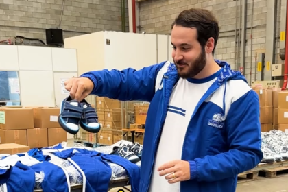 Uniformes escolares completos que serão distribuídos aos alunos da rede municipal de Guarulhos