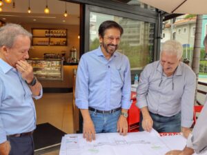 O prefeito Ricardo Nunes durante vistoria às obras de requalificação da Avenida Santo Amaro na Zona Sul de São Paulo