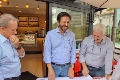 O prefeito Ricardo Nunes durante vistoria às obras de requalificação da Avenida Santo Amaro na Zona Sul de São Paulo