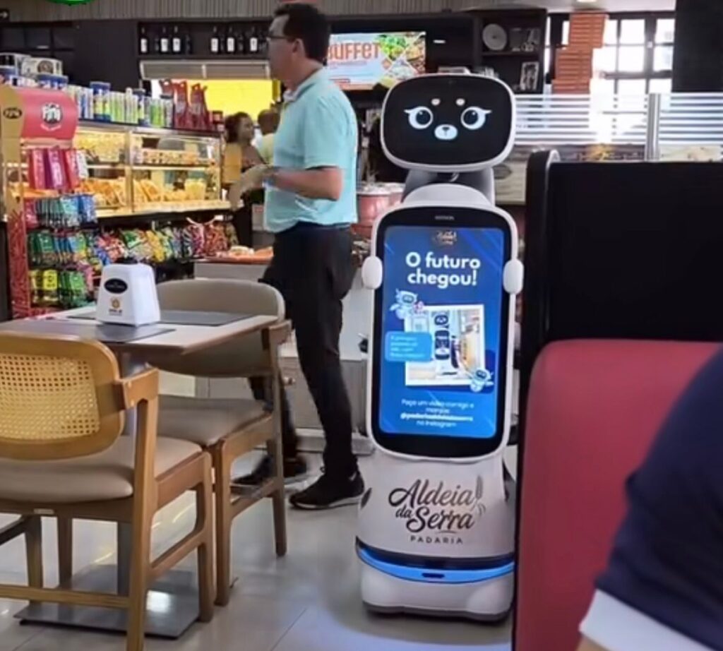 Robô garçom em padaria de São Bernardo do Campo durante atendimento aos clientes
