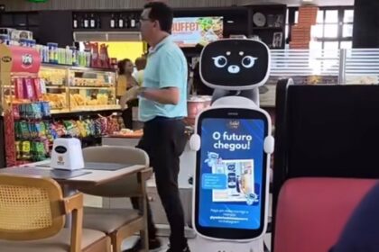 Robô garçom em padaria de São Bernardo do Campo durante atendimento aos clientes