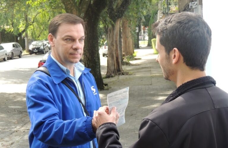 Cliente sendo atendido em uma agência presencial da Sabesp para renegociação de conta de água.
