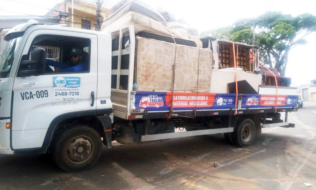 Caminhão da Operação Cata-Tralha realizando recolhimento de inservíveis em bairro de Guarulhos