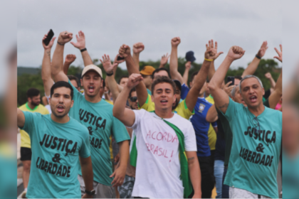 Ato político na Praça do Cruzeiro, em Brasília, durante tempestade