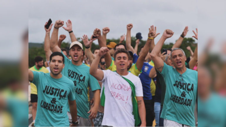 Ato político na Praça do Cruzeiro, em Brasília, durante tempestade