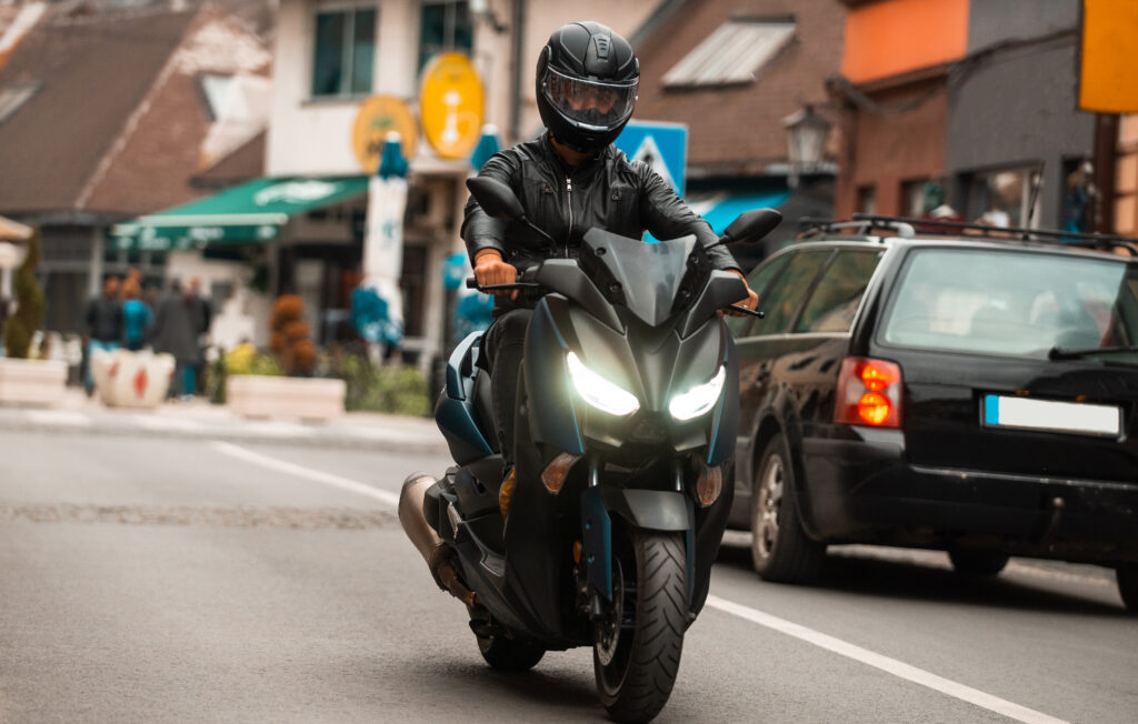 Veículos circulando em avenida de São Paulo com destaque para isenção do IPVA