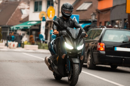 Veículos circulando em avenida de São Paulo com destaque para isenção do IPVA