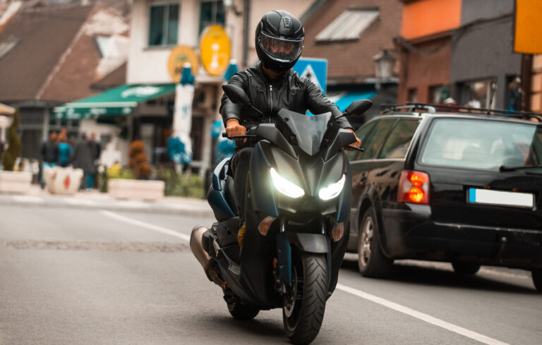 Veículos circulando em avenida de São Paulo com destaque para isenção do IPVA