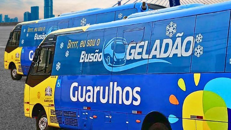 Micro-ônibus climatizado do programa Geladão em circulação em Guarulhos.