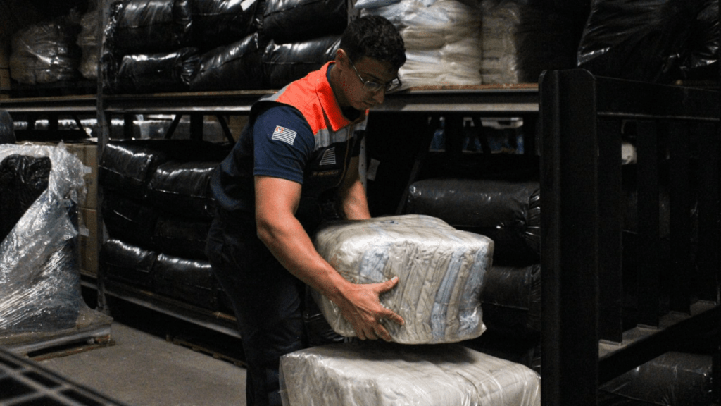 Entrega de ajuda emergencial da Defesa Civil em Guarulhos após fortes chuvas