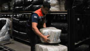 Entrega de ajuda emergencial da Defesa Civil em Guarulhos após fortes chuvas