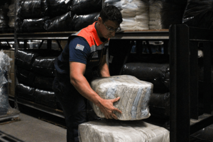 Entrega de ajuda emergencial da Defesa Civil em Guarulhos após fortes chuvas