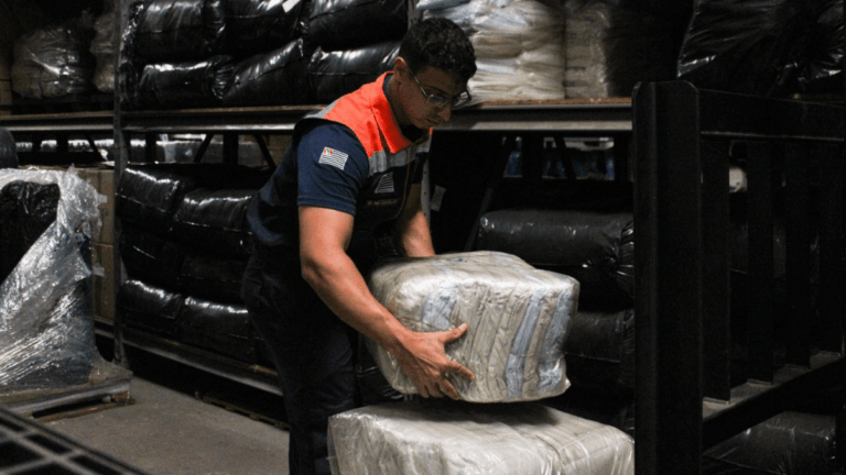 Entrega de ajuda emergencial da Defesa Civil em Guarulhos após fortes chuvas