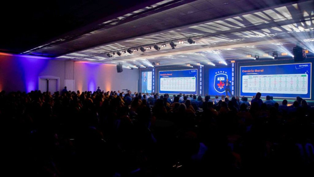 Profissionais participam de convenção comercial da Hapvida na Bahia.