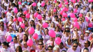Participantes da Corrida do Batom de Guarulhos durante prova realizada no Bosque Maia