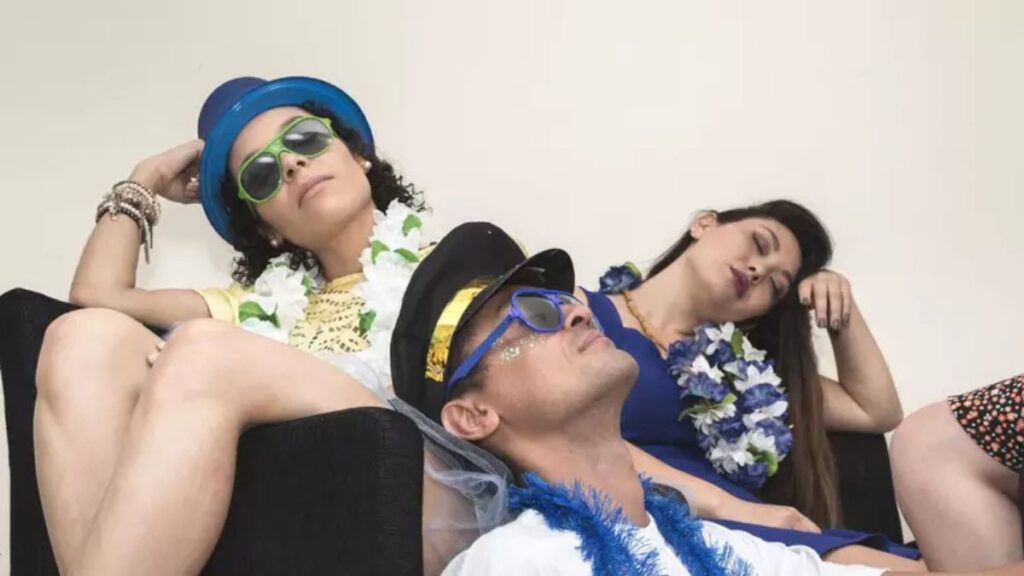 Pessoa com expressão de desânimo após o Carnaval, ilustrando a depressão pós-Carnaval e a retomada da rotina