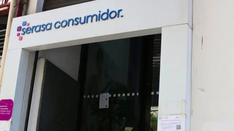 Consumidor acessando aplicativo para renegociação de dívidas da Serasa