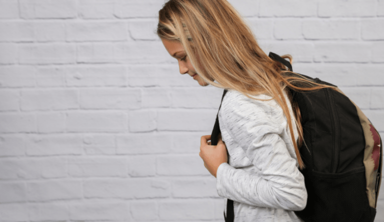 Volta às aulas: sinais de mochila pesada em crianças e adolescentes