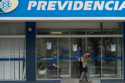 Fachada de agência do INSS durante retomada do atendimento presencial