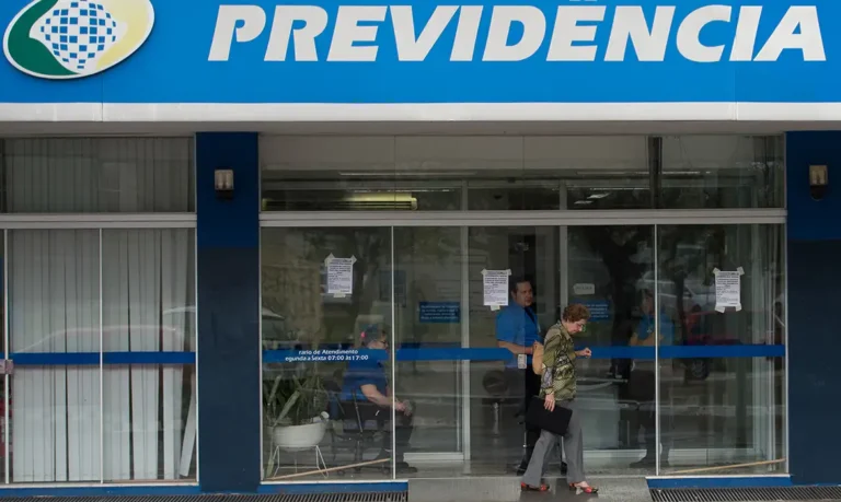 Fachada de agência do INSS durante retomada do atendimento presencial