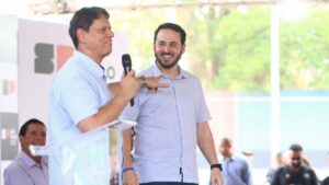 Cerimônia de assinatura de contrato para obras urbanas em Guarulhos