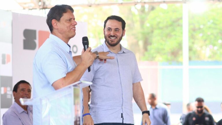 Cerimônia de assinatura de contrato para obras urbanas em Guarulhos