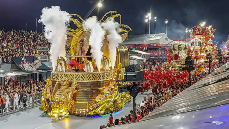 Desfile da Mocidade Alegre no Sambódromo do Anhembi no Carnaval de São Paulo