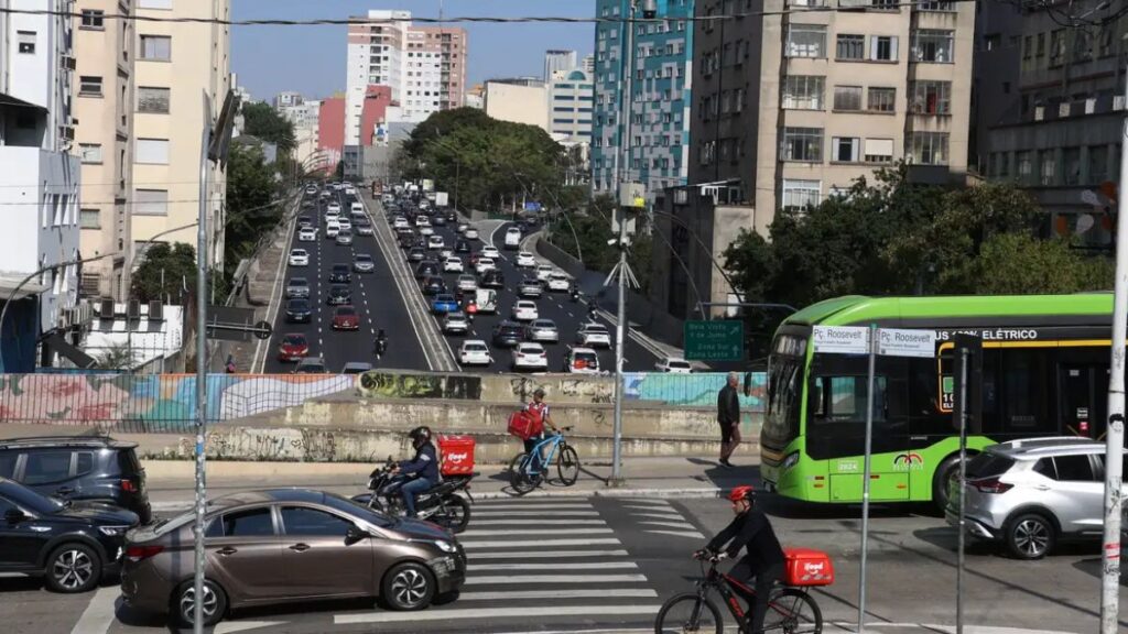 Trânsito no centro expandido de São Paulo durante horário de rodízio municipal