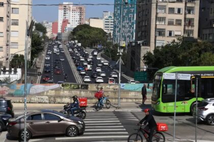 Trânsito no centro expandido de São Paulo durante horário de rodízio municipal