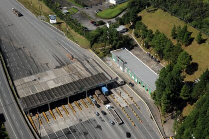 Instalação de pórtico do pedágio Free Flow no Sistema Anchieta-Imigrantes