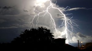 Nuvens carregadas e chuva intensa durante tempestade no Brasil