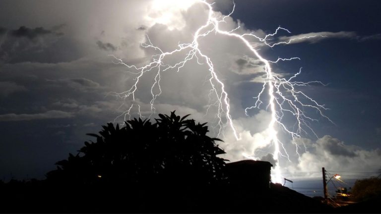 Nuvens carregadas e chuva intensa durante tempestade no Brasil