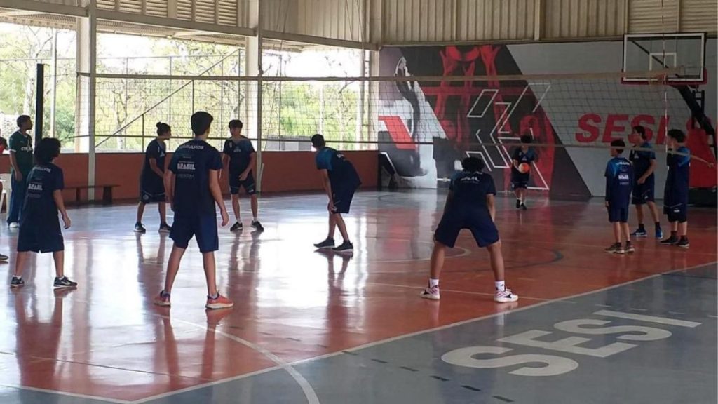 Aula de atividade física em núcleo esportivo da Prefeitura de Guarulhos.