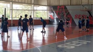 Aula de atividade física em núcleo esportivo da Prefeitura de Guarulhos.