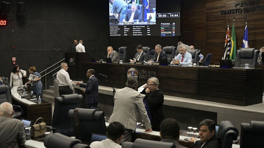 Sessão da Câmara de Guarulhos com vereadores em plenário
