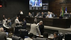 Sessão da Câmara de Guarulhos com vereadores em plenário