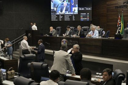 Sessão da Câmara de Guarulhos com vereadores em plenário