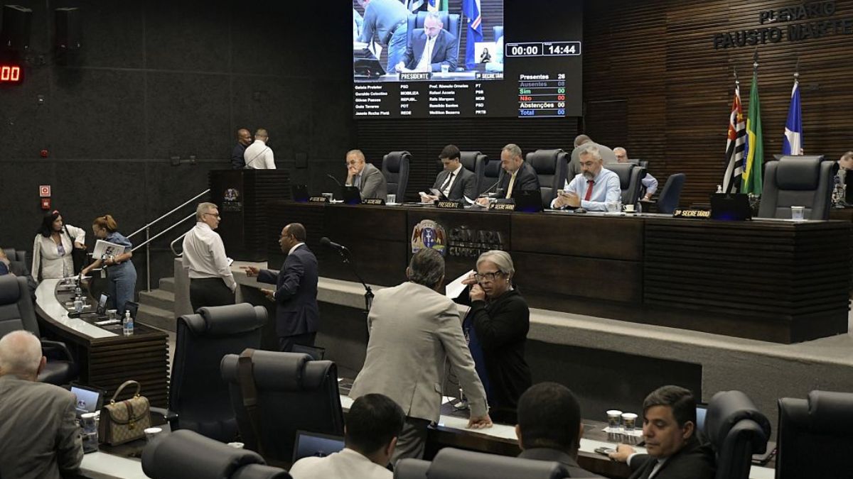 Sessão da Câmara de Guarulhos com vereadores em plenário