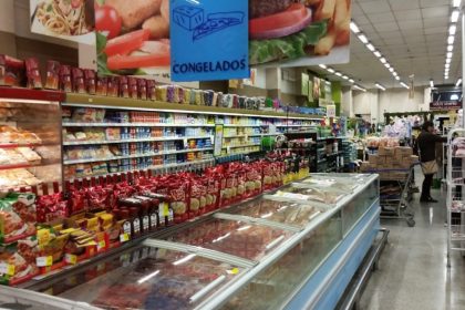 Produtos da cesta básica em supermercado em São Paulo