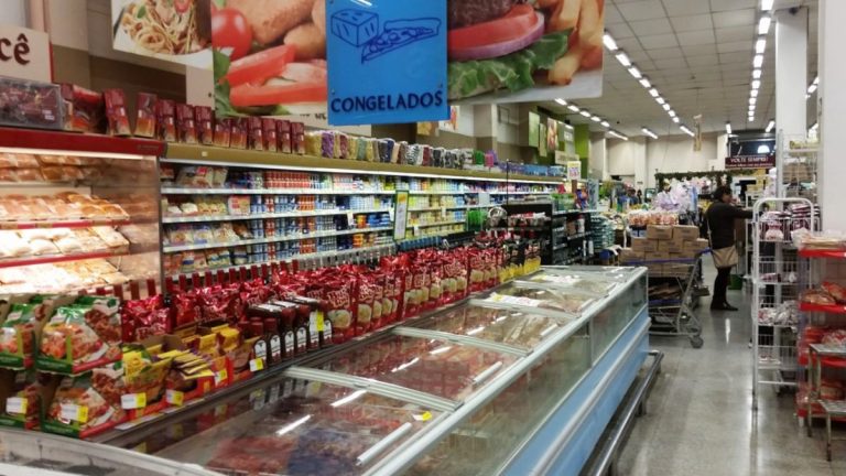 Produtos da cesta básica em supermercado em São Paulo