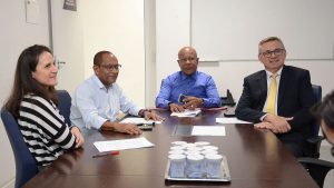Sessão na Câmara Municipal de Guarulhos durante análise de projetos de lei.
