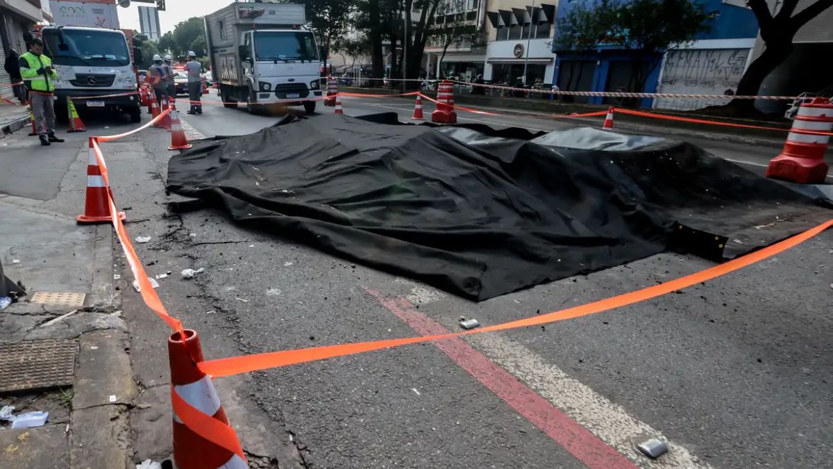 Cratera aberta após explosão na Rua da Consolação, na região central de São Paulo.