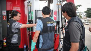 Agentes realizam fiscalização em posto de combustível na capital paulista.