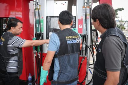 Agentes realizam fiscalização em posto de combustível na capital paulista.