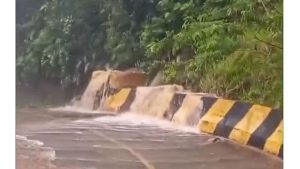 Chuva forte provoca alagamentos em cidade do litoral paulista após temporal.