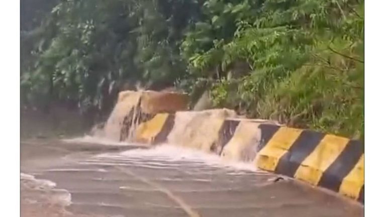 Chuva forte provoca alagamentos em cidade do litoral paulista após temporal.