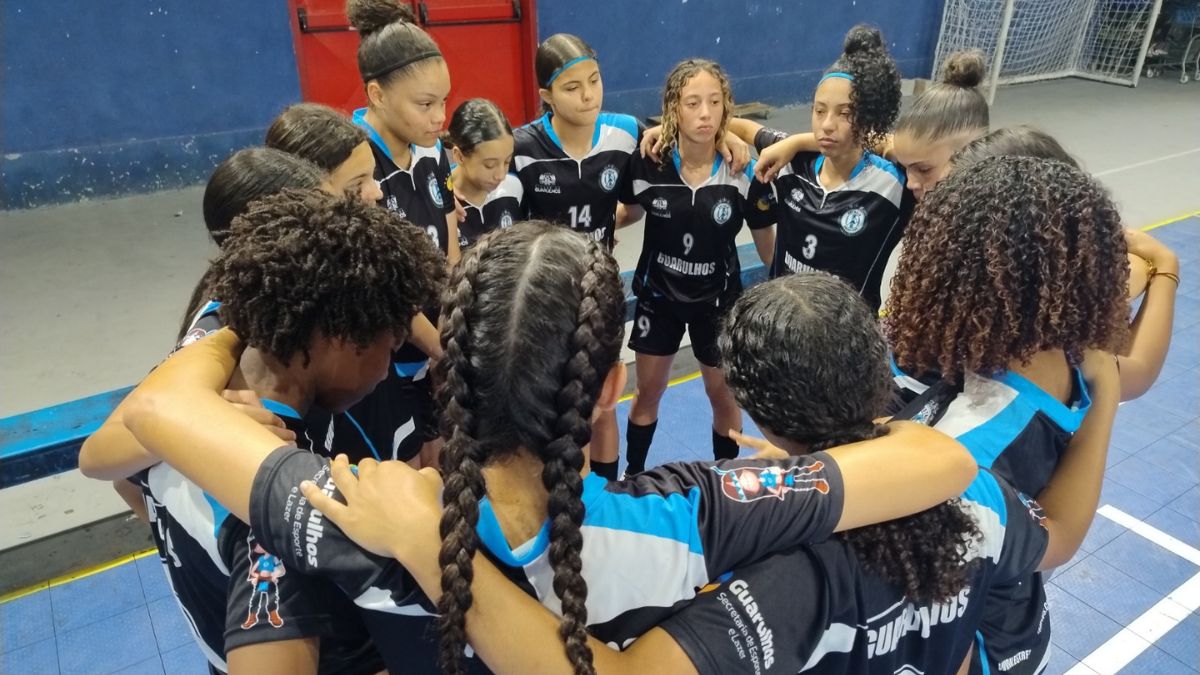 Jogadoras participam de treino de futsal feminino em ginásio esportivo