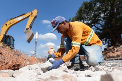 Pessoas trabalhando em São Paulo, líder na geração de empregos no estado.