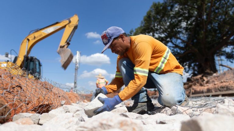 Pessoas trabalhando em São Paulo, líder na geração de empregos no estado.