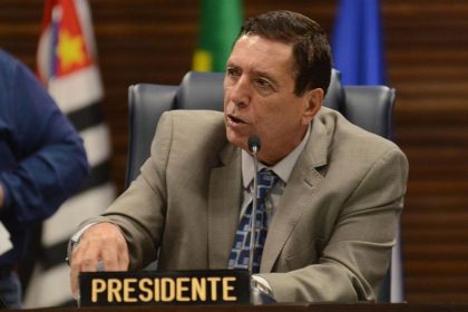 Sessão da Câmara de Guarulhos com presidente Martello conduzindo trabalhos